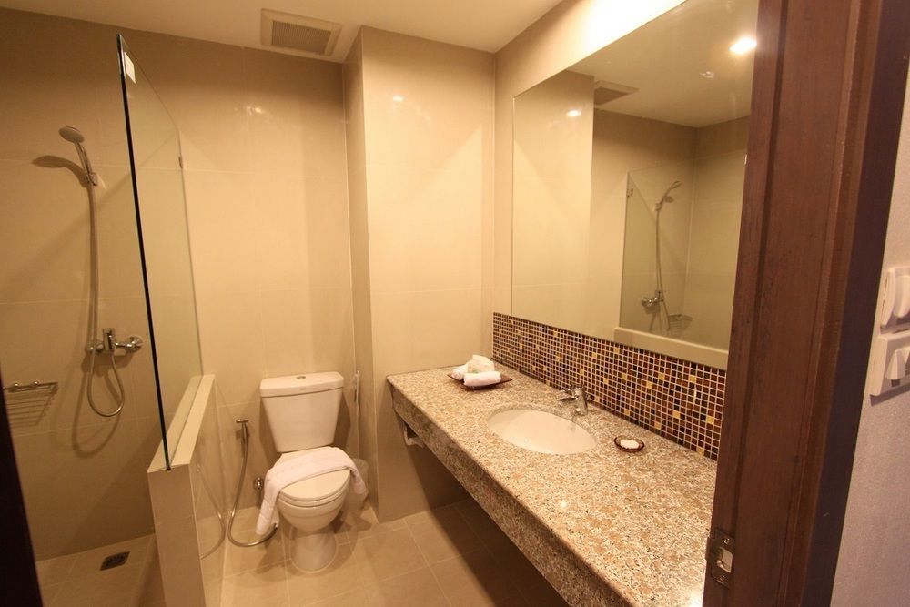 S Tara Grand Hotel Surat Thani Exterior photo